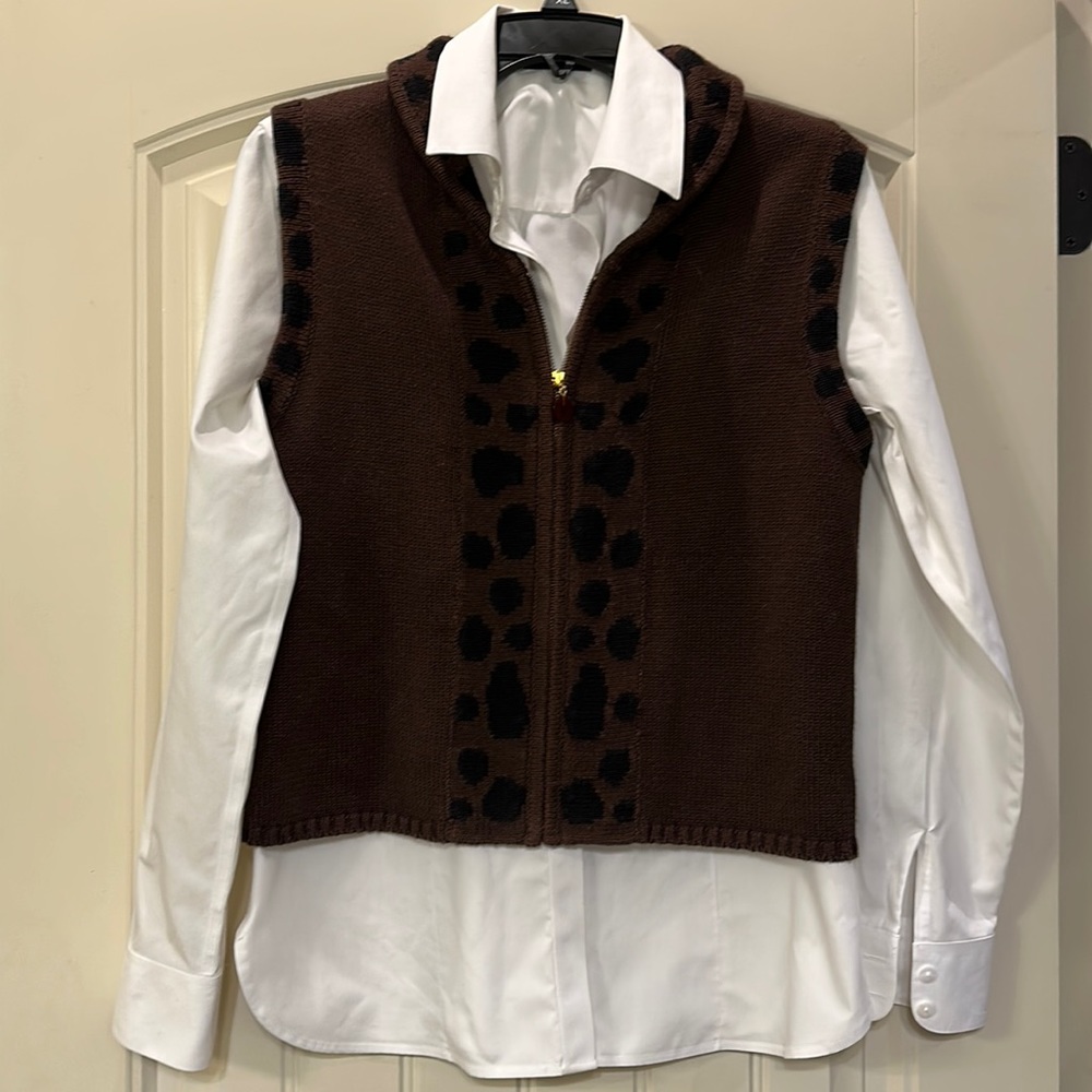Classy Leopard print women’s sweater vest. Excellent condition!